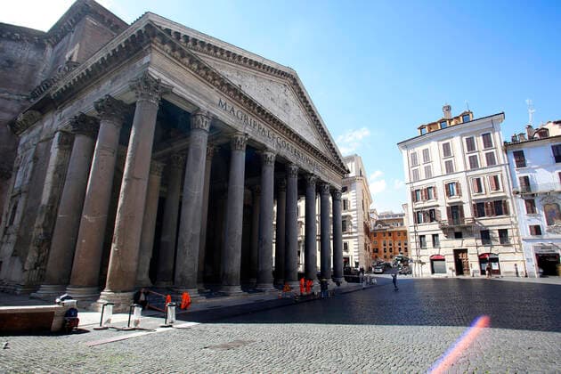 Restaurants and souvenir shops closed in a Pantheon square empty Rome March 12th 2020. Rome the day after the last Coronavirus decree, that increase the restrictions of the march 9th decree. All the shops, bars, restaurants and pubs will have to stay close, apart for the ones of public utility as pharmacies, supermarkets and tobacco stores. People are requested to stay at home and go out just to buy food or medicines. In city centre, police officers warn the few tourists and passers to stay into the hotels or at home and to get out just to find food. Photo Samantha Zucchi Insidefoto SamanthaxZucchi