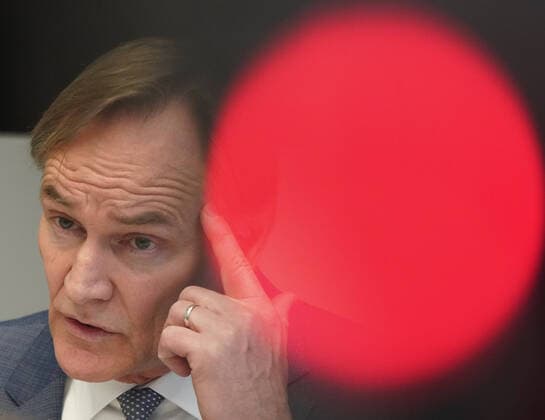 Corona-Virus - Leipzig verbietet Großveranstaltungen Der Oberbürgermeister von Leipzig, Burkhard Jung (SPD spricht in Leipzig auf einer Pressekonferenz zum Thema der Eindämmung der Ausbreitung des Corona-Virus. Die Stadt verhängte am gleichen Tag ein Verbot vonVeranstaltungen von über 1000 Personen und Veranstaltungen ab 200 Personen wurden mit einer Meldepflicht belegt. Leipzig Sachsen Deutschland