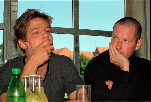 (ARKIV) To af de fire Dogmebroedre: (tv) Thomas Vinterberg og Lars Von Trier til pressemoede hos Nimbus Film i Avedoere onsdag 25. august 1999. Dogme 95 blev for 25 aar siden af mange affaerdiget som et af Lars von Triers pr-stunts, men blev en revolution, der satte dansk filmkunst paa verdenskortet. Det skriver Ritzau, torsdag den 12. marts 2020.. , KOEBENHAVN Denmark *** ARCHIVE Two of the four Dogma brothers TV Thomas Vinterberg and Lars Von Trier for press conference at Nimbus Film in Avedoere Wednesday, August 25, 1999 Dogme 95 was announced 25 years ago by many as one of Lars von Triers stunts, but became a revolution that set Danish film art on the world map Ritzau writes, Thursday, March 12, 2020, COPENHAGEN Denmark,  Copyright: BENTxMIDSTRUPx COP999 spdk20200312-152218-A