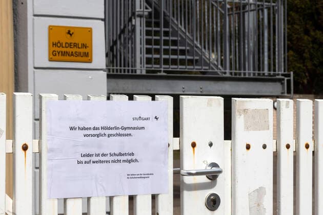 DEU, Deutschland, Baden-Württemberg, Stuttgart, 12.03.2020: Erst Schulschließlung wegen Coronavirus in Stuttgart. Das Hölderlin-Gymnasium ist seit Mittwoch geschlossen. Grund sind zwei bestätigte Infektionsfälle und weitere Verdachtsfälle. Derweil fordern die Gymnasiallehrer im Südwesten eine präventive Schließung aller Schulen bis zu den Osterferien.