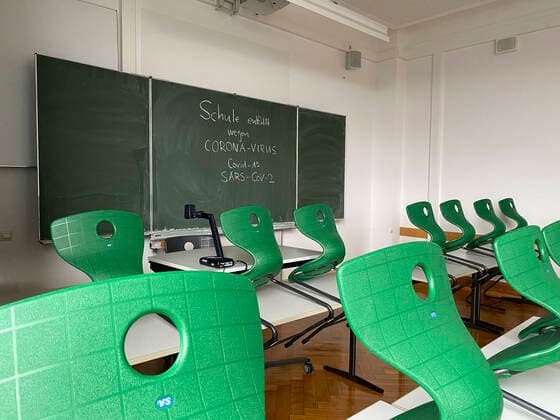 Schule entfällt wegen Corona-Virus, Covid-19, SARS-CoV-2, leeres Klassenzimmer, Deutschland Schule entfällt wegen Corona-Virus, Covid-19, SARS-CoV-2, leeres Klassenzimmer, Deutschland