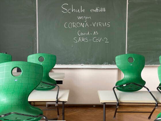 Schule entfällt wegen Corona-Virus, Covid-19, SARS-CoV-2, leeres Klassenzimmer, Deutschland Schule entfällt wegen Corona-Virus, Covid-19, SARS-CoV-2, leeres Klassenzimmer, Deutschland