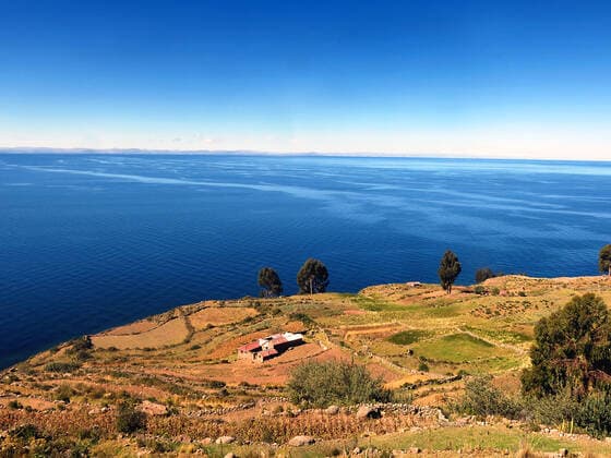 Der Titicacasee Der Titicacasee liegt auf der Grenze zwischen Peru und Bolivien in den Anden. Mit einer Fläche von 8288 Quadratkilometern ist er der größte Süßwassersee Südamerikas und das höchstgelegene schiffbare Gewässer der Welt. Der Titicacasee gilt als Geburtsort der Inkakultur. Gemessen an seiner Fläche ist er etwa 15,5 mal so groß wie die des Bodensees (einschließlich Untersee) und fast so groß wie Korsika. Er ist stark verschmutzt. Peru, Bolivien *** Lake Titicaca Lake Titicaca is located on the border between Peru and Bolivia in the Andes With an area of 8288 square kilometres, it is the largest freshwater lake in South America and the highest navigable water in the world Lake Titicaca is considered the birthplace of the Inca culture Measured by its area, it is about 15.5 times as large as Lake Constance including