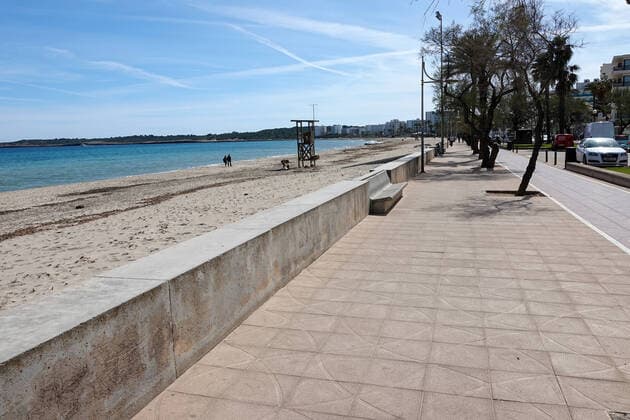 Coronavirus - Leere Straßen im Urlaubsort Cala Millor 12.03.2020, ESP, Spanien, Mallorca, Cala Millor: So gut wie menschenleer sind die Straßen des Urlaubsortes Cala Millor bei frühlingshaften Temperaturen um 23 Grad Celsius. Nach Medienberichten werden wegen der Krise um das Coronavirus viele Hotels auf Mallorca erst im Juni eröffnen. Cala Millor Mallorca Spanien