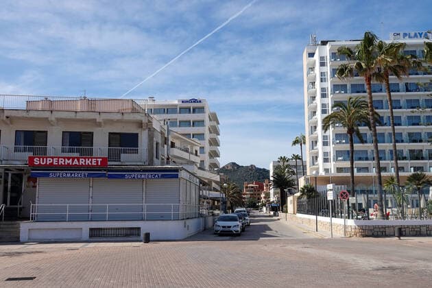 Coronavirus - Leere Straßen im Urlaubsort Cala Millor 12.03.2020, ESP, Spanien, Mallorca, Cala Millor: So gut wie menschenleer sind die Straßen des Urlaubsortes Cala Millor bei frühlingshaften Temperaturen um 23 Grad Celsius. Nach Medienberichten werden wegen der Krise um das Coronavirus viele Hotels auf Mallorca erst im Juni eröffnen. Cala Millor Mallorca Spanien