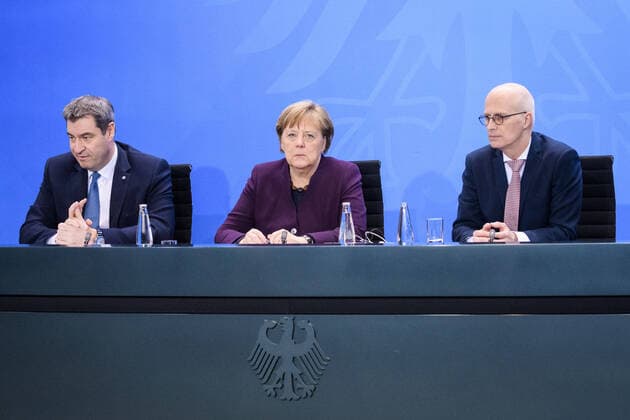 News Bilder des Tages Berlin, Pressekonferenz Merkel, Söder und Tschentscher Deutschland, Berlin - 12.03.2020: Im Bild sind Markus Söder (Bayerischer Ministerpräsident, csu), Angela Merkel (Bundeskanzlerin, cdu) und Peter Tschentscher (Erster Bürgermeister Hamburg, spd) während der Presseunterrichtung nach dem Gespräch der Bundeskanzlerin mit den Regierungschefinnen und Regierungschefs der Länder zu sehen. Berlin Bundeskanzleramt Berlin Deutschland
