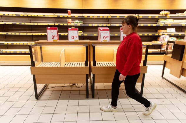 Coronavirus in Polen, Hamsterkäufe in Danzig 12.03.2020 GDANSK PUSTE REGALY W SKLEPACH I MARKETACH W GDANSKU N Z PUSTE POLKI NA DZIALE PIECZYWO FOT MATEUSZ SLODKOWSKI FOTONEWS NEWSPIX.PL --- Newspix.pl Gdansk, Poland on 11 March 2020 After government announced today closing schools, museums, cinemas and cancel public events because of COVID-19 virus Poles got panic. People around the country storm grocery stores, and shopping malls to buy a food, disinfectants, and toilet paper. Five new coronavirus cases have been diagnosed in Poland on March 11th. The total number of infected individuals increased to a total of 27 persons  20200312FNMS101