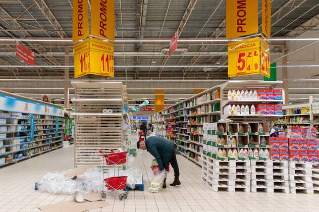 Coronavirus in Polen, Hamsterkäufe in Danzig 12.03.2020 GDANSK PUSTE REGALY W SKLEPACH I MARKETACH W GDANSKU N Z MEZCZYZNA KUPUJACY PAPIER TOALETOWY FOT MATEUSZ SLODKOWSKI FOTONEWS NEWSPIX.PL --- Newspix.pl Gdansk, Poland on 11 March 2020 After government announced today closing schools, museums, cinemas and cancel public events because of COVID-19 virus Poles got panic. People around the country storm grocery stores, and shopping malls to buy a food, disinfectants, and toilet paper. Five new coronavirus cases have been diagnosed in Poland on March 11th. The total number of infected individuals increased to a total of 27 persons  20200312FNMS103