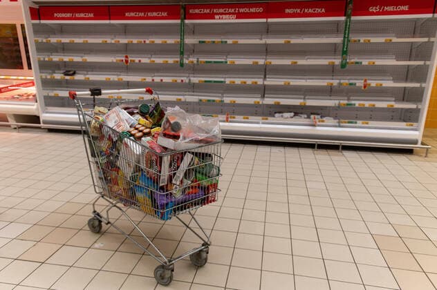 Coronavirus in Polen, Hamsterkäufe in Danzig 12.03.2020 GDANSK PUSTE REGALY W SKLEPACH I MARKETACH W GDANSKU N Z PELEN WOZEK SKLEPOWY NA TLE PUSTEJ CHLODNI NA MIESO I WEDLINY FOT MATEUSZ SLODKOWSKI FOTONEWS NEWSPIX.PL --- Newspix.pl Gdansk, Poland on 11 March 2020 After government announced today closing schools, museums, cinemas and cancel public events because of COVID-19 virus Poles got panic. People around the country storm grocery stores, and shopping malls to buy a food, disinfectants, and toilet paper. Five new coronavirus cases have been diagnosed in Poland on March 11th. The total number of infected individuals increased to a total of 27 persons  20200312FNMS107