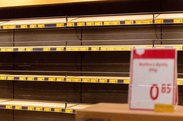 Coronavirus in Polen, Hamsterkäufe in Danzig 12.03.2020 GDANSK PUSTE REGALY W SKLEPACH I MARKETACH W GDANSKU N Z PUSTE POLKI Z PIECZYWEM PIECZYWO BULKI CHLEB FOT MATEUSZ SLODKOWSKI FOTONEWS NEWSPIX.PL --- Newspix.pl Gdansk, Poland on 11 March 2020 After government announced today closing schools, museums, cinemas and cancel public events because of COVID-19 virus Poles got panic. People around the country storm grocery stores, and shopping malls to buy a food, disinfectants, and toilet paper. Five new coronavirus cases have been diagnosed in Poland on March 11th. The total number of infected individuals increased to a total of 27 persons  20200312FNMS110