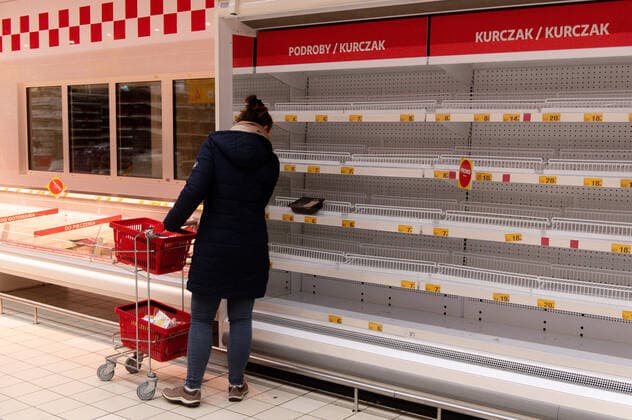 Coronavirus in Polen, Hamsterkäufe in Danzig 12.03.2020 GDANSK PUSTE REGALY W SKLEPACH I MARKETACH W GDANSKU N Z PUSTE POLKI W CHLODNI NA DZIALE MIESO WEDLINY FOT MATEUSZ SLODKOWSKI FOTONEWS NEWSPIX.PL --- Newspix.pl Gdansk, Poland on 11 March 2020 After government announced today closing schools, museums, cinemas and cancel public events because of COVID-19 virus Poles got panic. People around the country storm grocery stores, and shopping malls to buy a food, disinfectants, and toilet paper. Five new coronavirus cases have been diagnosed in Poland on March 11th. The total number of infected individuals increased to a total of 27 persons  20200312FNMS115