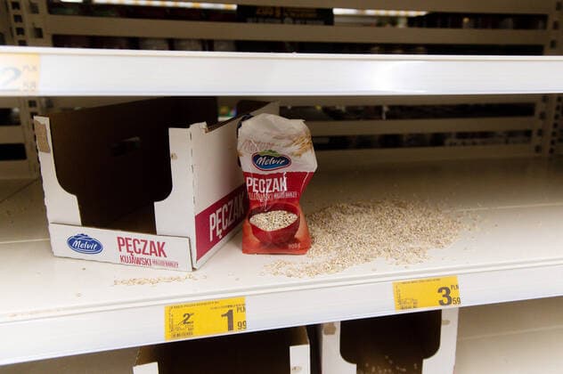 Coronavirus in Polen, Hamsterkäufe in Danzig 12.03.2020 GDANSK PUSTE REGALY W SKLEPACH I MARKETACH W GDANSKU N Z ROZERWANA KASZA PECZAK NA PUSTEJ POLCE FOT MATEUSZ SLODKOWSKI FOTONEWS NEWSPIX.PL --- Newspix.pl Gdansk, Poland on 11 March 2020 After government announced today closing schools, museums, cinemas and cancel public events because of COVID-19 virus Poles got panic. People around the country storm grocery stores, and shopping malls to buy a food, disinfectants, and toilet paper. Five new coronavirus cases have been diagnosed in Poland on March 11th. The total number of infected individuals increased to a total of 27 persons  20200312FNMS117