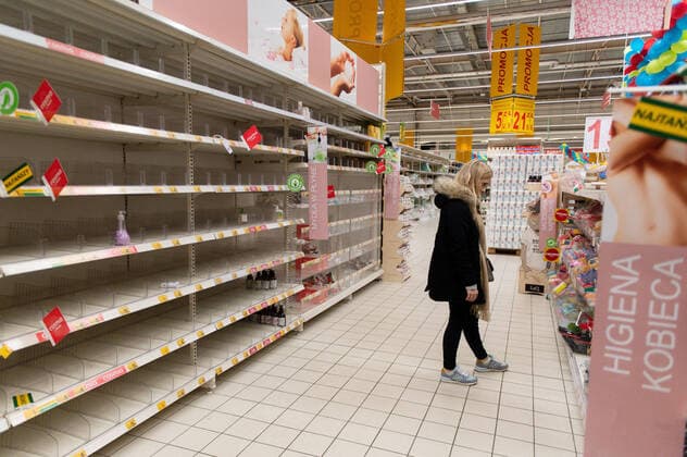 Coronavirus in Polen, Hamsterkäufe in Danzig 12.03.2020 GDANSK PUSTE REGALY W SKLEPACH I MARKETACH W GDANSKU N Z PUSTE POLKI NA DZIALE HIGIENY MYDLO FOT MATEUSZ SLODKOWSKI FOTONEWS NEWSPIX.PL --- Newspix.pl Gdansk, Poland on 11 March 2020 After government announced today closing schools, museums, cinemas and cancel public events because of COVID-19 virus Poles got panic. People around the country storm grocery stores, and shopping malls to buy a food, disinfectants, and toilet paper. Five new coronavirus cases have been diagnosed in Poland on March 11th. The total number of infected individuals increased to a total of 27 persons  20200312FNMS120