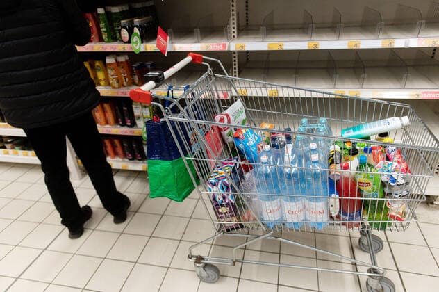 Coronavirus in Polen, Hamsterkäufe in Danzig 12.03.2020 GDANSK PUSTE REGALY W SKLEPACH I MARKETACH W GDANSKU N Z KOSZYK ZAKUPOW NA TLE PUSTYCH POLEK FOT MATEUSZ SLODKOWSKI FOTONEWS NEWSPIX.PL --- Newspix.pl Gdansk, Poland on 11 March 2020 After government announced today closing schools, museums, cinemas and cancel public events because of COVID-19 virus Poles got panic. People around the country storm grocery stores, and shopping malls to buy a food, disinfectants, and toilet paper. Five new coronavirus cases have been diagnosed in Poland on March 11th. The total number of infected individuals increased to a total of 27 persons  20200312FNMS125