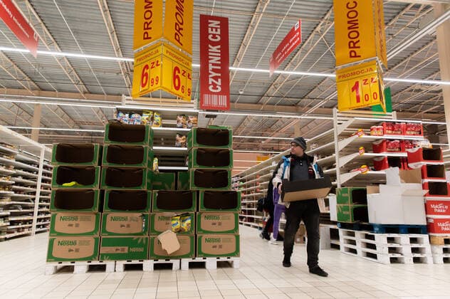 Coronavirus in Polen, Hamsterkäufe in Danzig 12.03.2020 GDANSK PUSTE REGALY W SKLEPACH I MARKETACH W GDANSKU N Z PUSTE KARTONY PO PLATKACH SNIADANIOWYCH NA KONCOWCE PALETOWEJ FOT MATEUSZ SLODKOWSKI FOTONEWS NEWSPIX.PL --- Newspix.pl Gdansk, Poland on 11 March 2020 After government announced today closing schools, museums, cinemas and cancel public events because of COVID-19 virus Poles got panic. People around the country storm grocery stores, and shopping malls to buy a food, disinfectants, and toilet paper. Five new coronavirus cases have been diagnosed in Poland on March 11th. The total number of infected individuals increased to a total of 27 persons  20200312FNMS127
