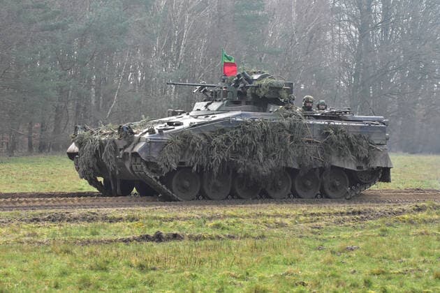 Schützenpanzer Marder auf dem Truppenübungsplatz Medientag Goodbye Marder - Welcome Puma der Panzerbrigade 21 aus Augustdorf. Schützenpanzer Marder während einer laufenden Gefechtsübung auf dem Truppenübungsplatz Bergen in der Lüneburger Heide. Im hinteren Kampfraum können bis zu 6 Panzergrenadiere befördert werden. Bergen Niedersachsen Deutschland *** AIFV Marder at the training area Medientag Goodbye Marder Welcome Puma of Panzerbrigade 21 from Augustdorf AIFV Marder during an ongoing combat exercise at the training area Bergen in the Lüneburger Heide In the rear combat area up to 6 mechanised infantry can be transported Bergen Lower Saxony Germany