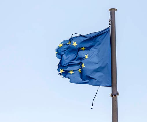 13.03.2020, Europa - Zerrissene Europafahne flattert am Fahnenmast im Wind, Symbolbild zu EUROPA IN DER KRISE. Deutschland