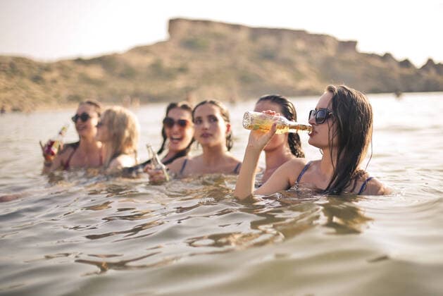 group of girls in the beach drinks beer Mellieha, Malta ,model released, Symbolfoto CR_MIPI200128D-301134-01