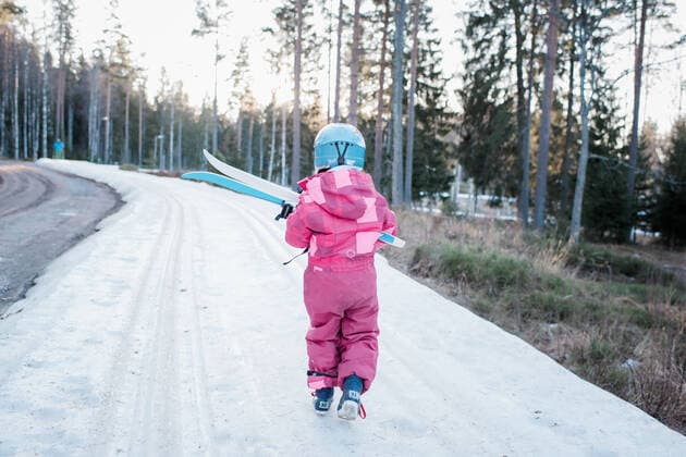 IMAGO Creative: Internationaler Frauenmonat, Mädchen im Sport young girl carrying cross country skis on a slope in Sweden NorrtoÂ¤lje, Stockholm County, Sweden ,model released, Symbolfoto CR_RABE200128-282155-01