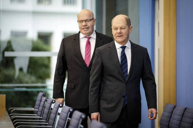 Bundesfinanzminister Olaf Scholz, SPD, und Bundeswirtschaftsminister Peter Altmaier, CDU, aufgenommen waehrend einer Pressekonferenz zum Thema Corona und wirtschaftliche Auswirkungen in der Bundespressekonferenz in Berlin, 13.03.2020. Berlin Deutschland