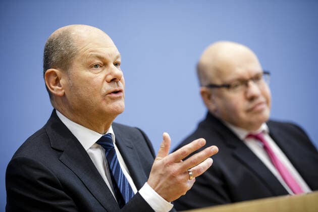 Bundesfinanzminister Olaf Scholz, SPD, und Bundeswirtschaftsminister Peter Altmaier, CDU, aufgenommen waehrend einer Pressekonferenz zum Thema Corona und wirtschaftliche Auswirkungen in der Bundespressekonferenz in Berlin, 13.03.2020. Berlin Deutschland