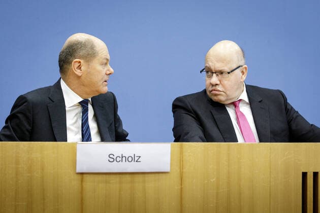 Bundesfinanzminister Olaf Scholz, SPD, (l) und Bundeswirtschaftsminister Peter Altmaier, CDU, (r) aufgenommen waehrend einer Pressekonferenz zum Thema Corona und wirtschaftliche Auswirkungen in der Bundespressekonferenz in Berlin, 13.03.2020. Berlin Deutschland