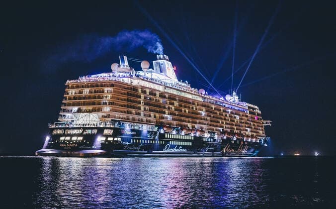 Trieste THEMENBILD - das beleuchtete Kreuzfahrtschiff Mein Schiff 6 der Reederei TUI Cruises im Hafen der Stadt in der Nacht, aufgenommen am 11. August 2019 in Triest, Italien the illuminated cruise liner Mein Schiff 6 of the shipping company TUI Cruises in the harbour of the city at night in Trieste, Italy on 2019 08 11. Pictures 2019, PhotoCredit: JFK