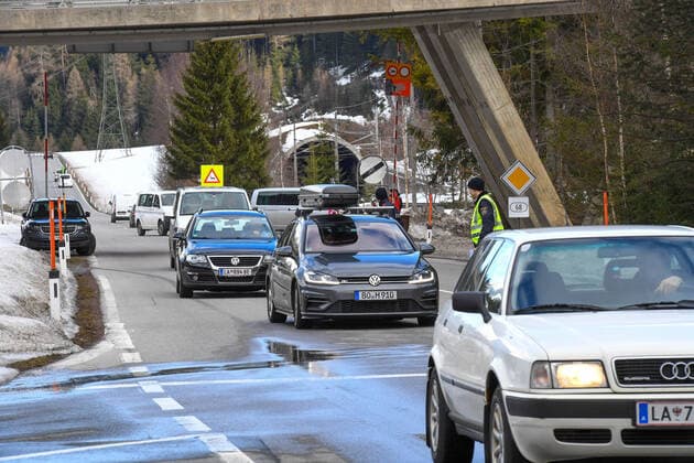 St. Anton am Arlberg 13.03.2020, St. Anton am Arlberg, AUT, Coronavirus in Oesterreich, Abreise der Urlaubsgaeste von St. Anton am Arlberg, Zwei besonders vom Coronavirus betroffene Gebiete in Tirol werden gemaess Beschluss der Bundesregierung fuer zwei Wochen unter Quarantaene gestellt. Betroffen sind das Paznauntal mit Tourismus-Hotspots wie Ischgl und Galtuer sowie St. Anton am Arlberg, im Bild Kontrollen der Polizei am Ortsende von St Anton am Arlberg during Two areas in Tyrol that are particularly affected by the corona virus are being quarantined for two weeks according to a decision by the federal government. The Paznaun Valley is affected with tourism hotspots such as Ischgl and Galtuer as well as St. Anton am Arlberg. St. Anton am Arlberg, Austria on 2020 03 13.