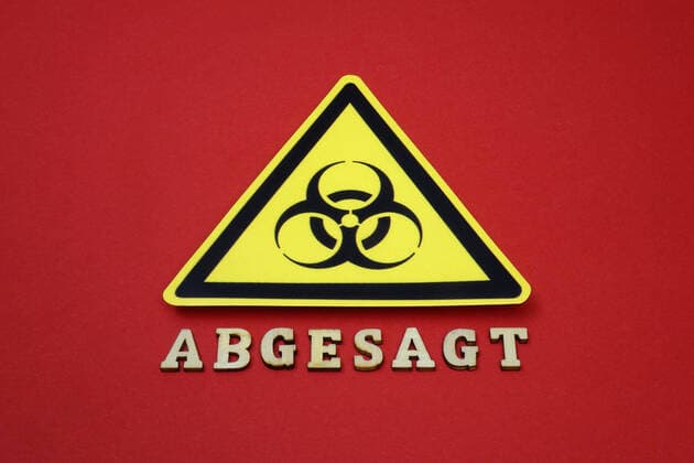 Biohazard und abgesagt Biohazard und abgesagt, 12.03.2020, Borkwalde, Brandenburg, Unter dem Symbol von Biohazard steht der Schriftzug abgesagt.