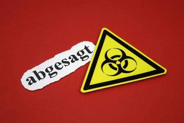 Biohazard und abgesagt Biohazard und abgesagt, 12.03.2020, Borkwalde, Brandenburg, Neben dem Symbol von Biohazard steht der Schriftzug abgesagt.