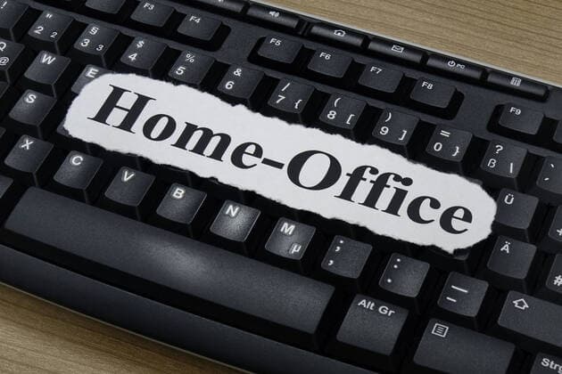 Tastatur und Home-Office Tastatur und Home-Office, 12.03.2020, Borkwalde, Brandenburg, Auf einer Computertastatur liegt der Schriftzug Home-Office.