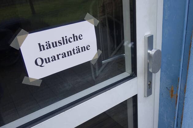 Haustür und häusliche Quarantäne Haustür und häusliche Quarantäne, 12.03.2020, Borkwalde, Brandenburg, An einer Haustür steht der Schriftzug häusliche Quarantäne.