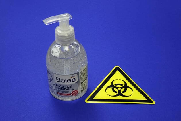 Hygiene-Handgel und Symbol von Biohazard Hygiene-Handgel und Symbol von Biohazard, 12.03.2020, Borkwalde, Brandenburg, Neben einer Flasche Hygiene-Handgel liegt das Symbol von Biohazard.