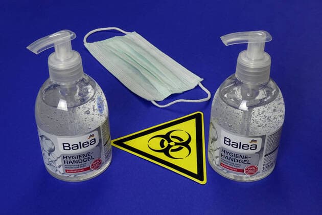 Hygiene-Handgel und Symbol von Biohazard Hygiene-Handgel und Symbol von Biohazard, 12.03.2020, Borkwalde, Brandenburg, Neben zwei Flaschen Hygiene-Handgel liegt das Symbol von Biohazard.