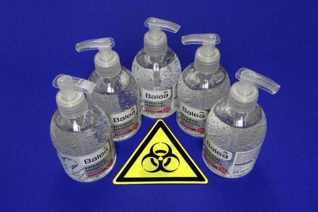 Hygiene-Handgel und Symbol von Biohazard Hygiene-Handgel und Symbol von Biohazard, 12.03.2020, Borkwalde, Brandenburg, Vor fünf Flaschen Hygiene-Handgel liegt das Symbol von Biohazard.