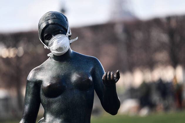 News Bilder des Tages Staging of an ffp3 mask on a statue of Maillol to illustrate the impact of the epidemic of the new Coronavirus, Covid 19, on tourism and the confinement in the aftermath of the announcements by the President of the Republic, Emmanuel Macron on  JulienxMattiax xLexPictorium LePictorium_0225763