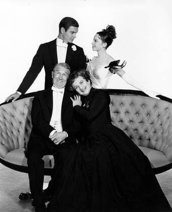 GIGI, Louis Jourdan, Maurice Chevalier, Hermione Gingold, Leslie Caron, 1958 Courtesy Everett Collection !ACHTUNG AUFNAHMEDATUM GESCHÃ„TZT! PUBLICATIONXNOTxINxCANxCHNxFRAxITAxJPNxNORxPOLxRUSxESPxUKxUSA Copyright: xCourtesyxEverettxCollectionx MCDGIGI EC004