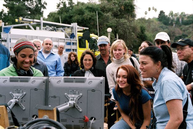 HERBIE: FULLY LOADED, director Angela Robinson, Lindsay Lohan and crew watching playback on set, 2005, (c) Walt Disney courtesy Everett Collection Walt Disney Co. Courtesy Everett Collection !ACHTUNG AUFNAHMEDATUM GESCHÃ„TZT! PUBLICATIONXNOTxINxCANxCHNxFRAxITAxJPNxNORxPOLxRUSxESPxUKxUSA Copyright: xWaltxDisneyxCo. CourtesyxEverettxCollectionx MCDHEFU EC073