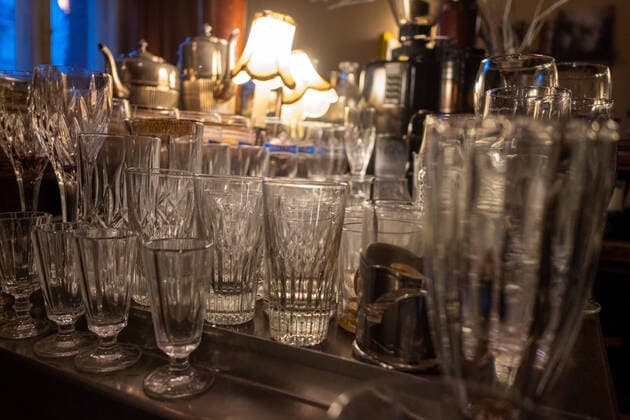 Leere gläser am Tresen des russischen Cafés VOLAND in Berlin Prenzlaueer Berg - Kneipen, Bars und clus werden zur Verhinderung der ausbreitung des coronavirus in Berlin geschlossen. Schliessung von Kneipen, Bars und Clubs in Berlin