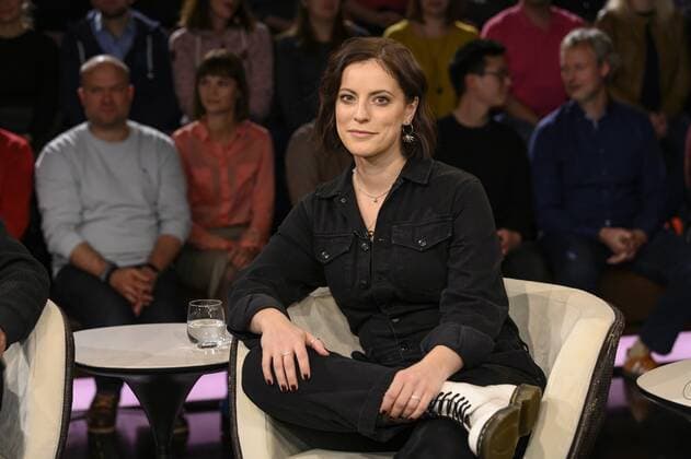 Stefanie Kloß (Sängerin) 11 19 her Stefanie Kloß am 14. November 2019 in Markus Lanz , ZDF TV Fernsehen Talkshow Talk Show Deutschland d?eutsch deutsche Frau Musik Musikerin Gesang Rock Pop Silbermond Frontfrau german female singer musician quer halb sitzend lächelnd *** Stefanie Kloß singer 11 19 her Stefanie Kloß on 14 November 2019 in Markus Lanz , ZDF TV Fernsehen Talkshow Talk Show Germany d eutsch german woman music musician singing rock pop silver moon front woman german female singer musician across half sitting smiling