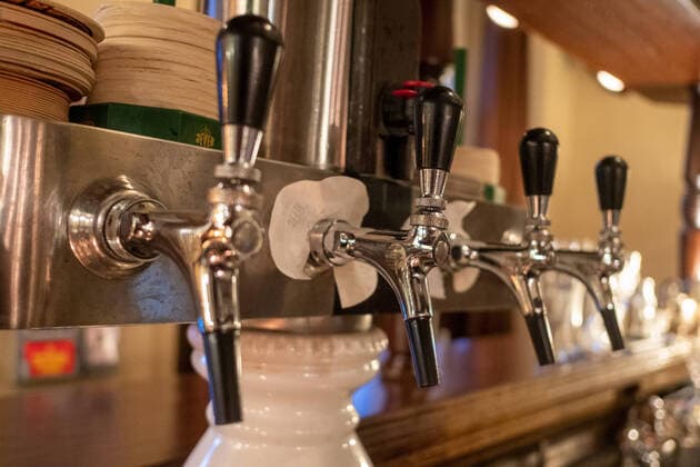 Zapfhähne im Café VOLAND in Berlin Prenzlaueer Berg - Kneipen, Bars und clus werden zur Verhinderung der ausbreitung des coronavirus in Berlin geschlossen. Schliessung von Kneipen, Bars und Clubs in Berlin