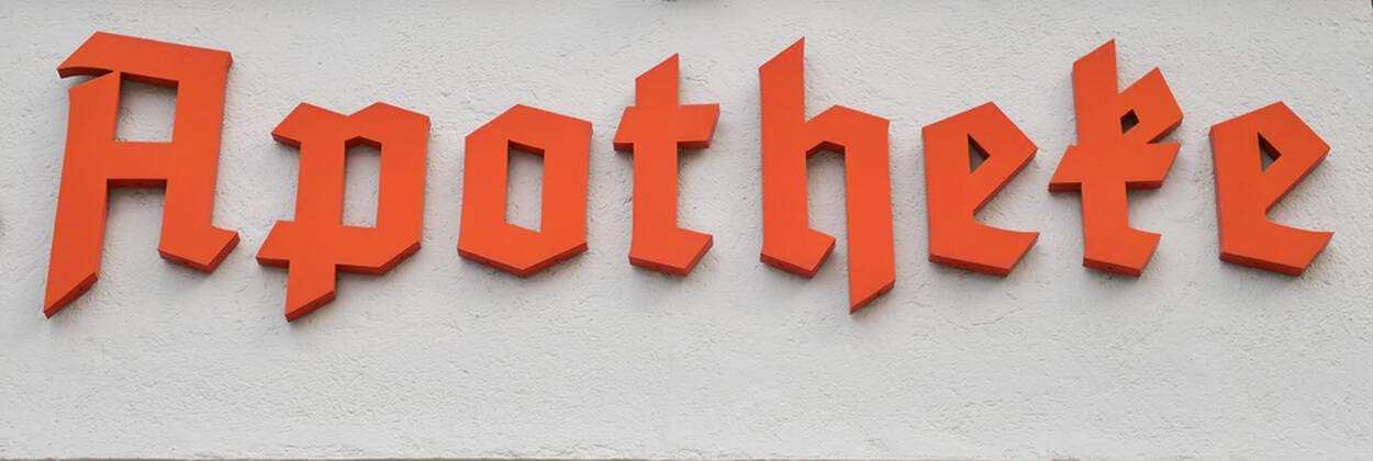 xblx, Apotheken Logo an einer Filiale Friedberg