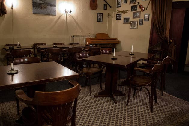 Leere Tische im Café VOLAND in Berlin Prenzlaueer Berg - Kneipen, Bars und clus werden zur Verhinderung der ausbreitung des coronavirus in Berlin geschlossen. Schliessung von Kneipen, Bars und Clubs in Berlin