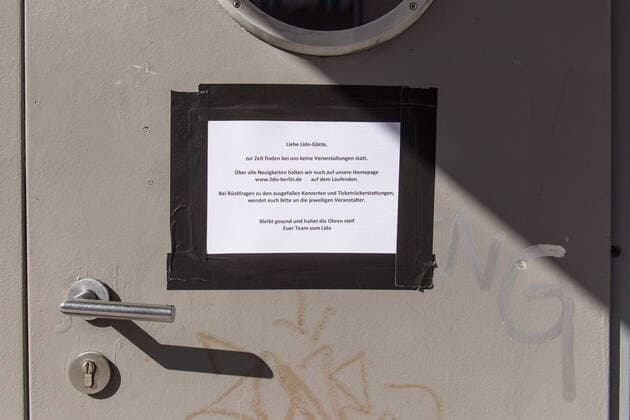 Berlin Schliessung wegen Corona-Virus Aufgrund einer Anordnung des Berliner Senat sind seit dem 14. Maerz 2020 bis Mitte April 2020 Clubs, Diskotheken, Bars und Kneipen geschlossen und Innen-Veranstaltungen ab 50 Personen wurden untersagt. Im Bild: Hinweisschild an der Eingangstuer des Club Lido im Bezirk Kreuzberg. 14.3.2020, Berlin