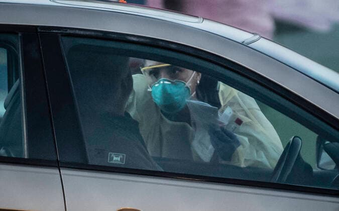 Coronavirus in den USA, Test-Drive-In in Albuquerque, New Mexico March 14, 2020, Albuquerque, NM, USA: March 14, 2020, .Medical personnel test patients at a mobile site for Corona Virus testing across the street from Lovelace Hospital near the freeway Friday afternoon. .Albuquerque, New Mexico. Albuquerque Journal Albuquerque USA - ZUMAab1_ 20200314_zaf_ab1_001 Copyright: xRobertoxE.xRosalesx