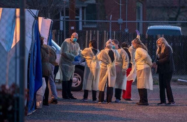 Coronavirus in den USA, Test-Drive-In in Albuquerque, New Mexico March 14, 2020, Albuquerque, NM, USA: March 14, 2020, .Medical personnel prepare to test patients at a mobile site for Corona Virus testing across the street from Lovelace Hospital near the freeway Friday afternoon. .Albuquerque, New Mexico. Albuquerque Journal Albuquerque USA - ZUMAab1_ 20200314_zaf_ab1_002 Copyright: xRobertoxE.xRosalesx