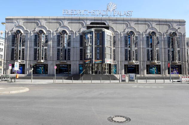 Am Samstag ist es um den Friedrichstadt-Palast menschenleer. Die Maßnahmen des Senats im Kampf gegen das Coronavirus werden ausgedehnt. Seit Freitag sind die staatlichen Theater-, Opern- und Konzerthäuser komplett geschlossen, genauso wie die Museen, Gedenkstätten und Bibliotheken. Dem Beispiel der staatlichen Kultureinrichtungen folgen auch die meisten private Bühnen. Ab kommender Woche schließen auch Schulen und Kitas. Berlin, 14.03.2020