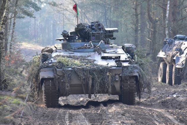 Schützenpanzer Marder auf dem Truppenübungsplatz Medientag Goodbye Marder - Welcome Puma der Panzerbrigade 21 aus Augustdorf. Schützenpanzer Marder fahren über eine vom Brückenlegepanzer Biber verlegte Brücke während einer laufenden Gefechtsübung auf dem Truppenübungsplatz Bergen in der Lüneburger Heide. Bergen Niedersachsen Deutschland *** AIFV Marder on the training area Media Day Goodbye Marder Welcome Puma of Panzerbrigade 21 from Augustdorf AIFV Marder drives over a bridge laid by the Brückenlegepanzer Biber during an ongoing combat exercise on the training area Bergen in the Lüneburg Heath Bergen Lower Saxony Germany