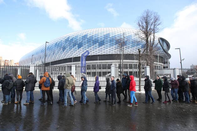MOSCOW, RUSSIA - MARCH 15, 2020: Fans outside VTB-Arena ahead of a concert by the German-Swedish industrial metal duo Lindemann. The Lindemann duo created by Rammstein vocalist Till Lindemann and Swedish musician Peter Tagtgren, is to give a day and a night concert at the stadium following Moscow Mayor Sergei Sobyanin s decree banning public events with over 5 thousand participants in Moscow due to the coronavirus threat till April 10, 2020. Vyacheslav Prokofyev TASS  TS0D226D
