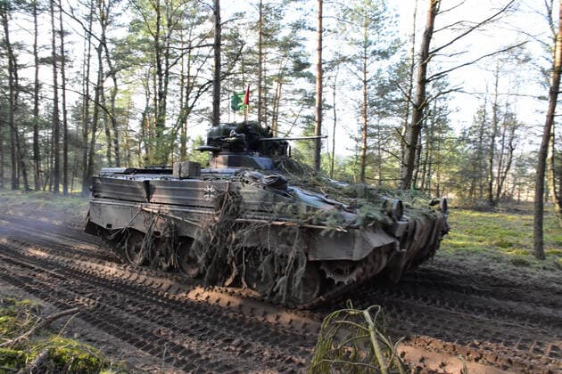 Schützenpanzer Marder auf dem Truppenübungsplatz Medientag Goodbye Marder - Welcome Puma der Panzerbrigade 21 aus Augustdorf. Schützenpanzer Marder während einer laufenden Gefechtsübung auf dem Truppenübungsplatz Bergen in der Lüneburger Heide. Im hinteren Kampfraum können bis zu 6 Panzergrenadiere befördert werden. Bergen Niedersachsen Deutschland *** AIFV Marder at the training area Medientag Goodbye Marder Welcome Puma of Panzerbrigade 21 from Augustdorf AIFV Marder during an ongoing combat exercise at the training area Bergen in the Lüneburger Heide In the rear combat area up to 6 mechanised infantry can be transported Bergen Lower Saxony Germany